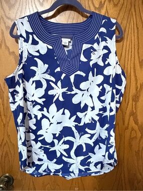 Liz Claiborne Navy and White Floral Sleeveless Camisole